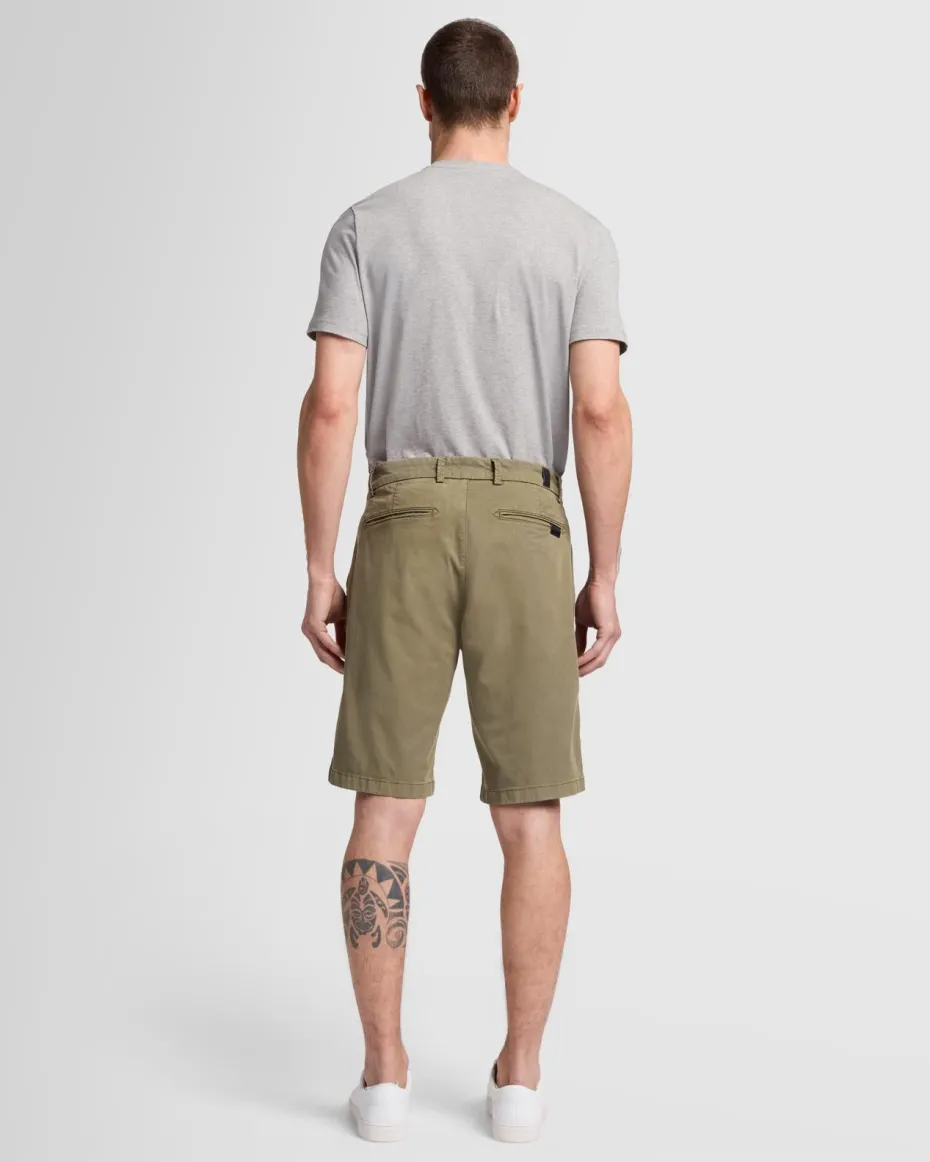 Weightless Chino Short in Moss