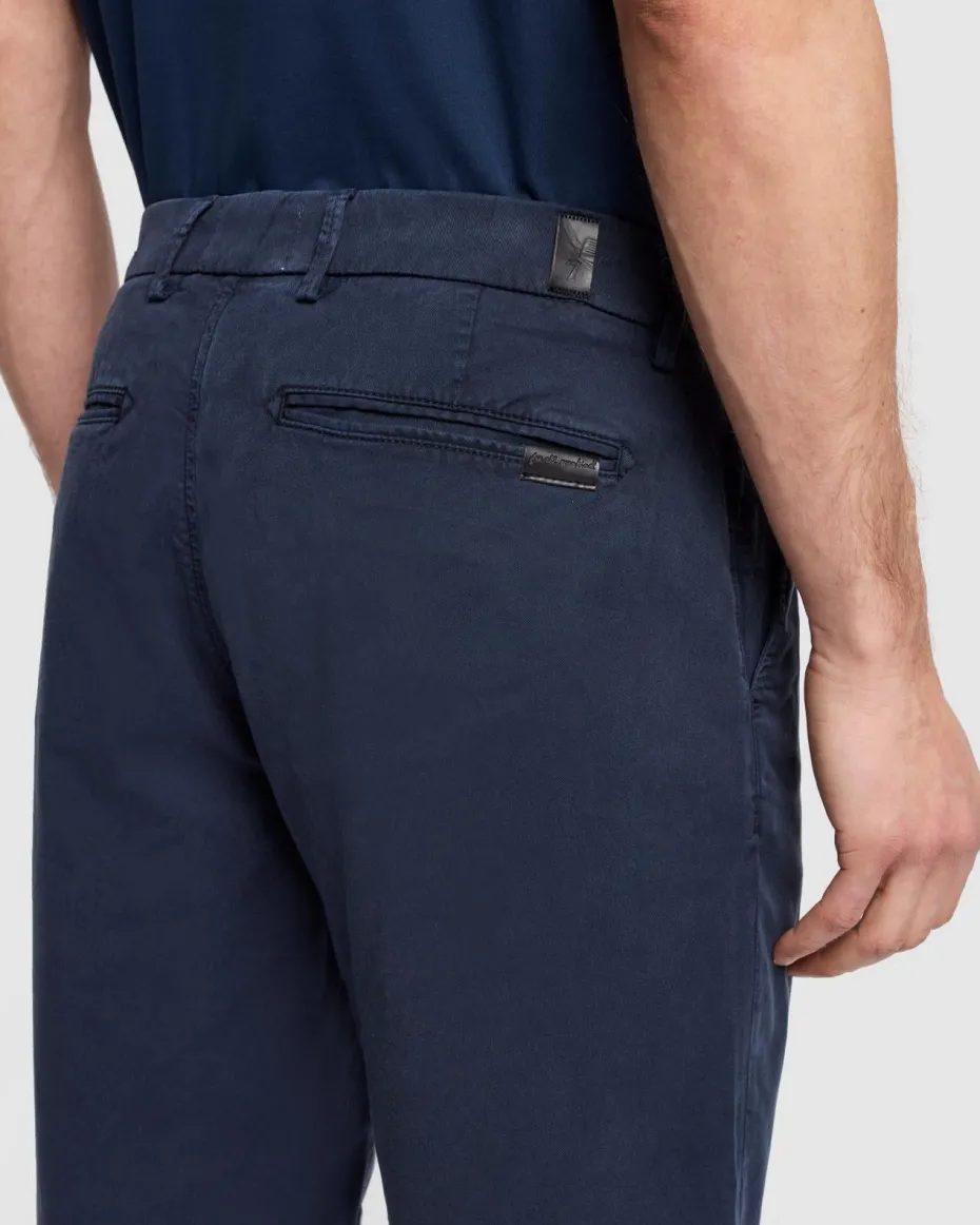 Weightless Chino Short in Moss
